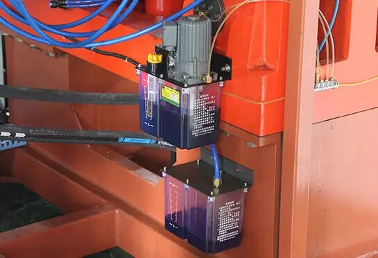 La pompe &agrave; huile de lubrification &eacute;lectrique peut automatiquement injecter de l'huile de lubrification r&eacute;guli&egrave;rement et quantitativement via le contr&ocirc;le de l'ordinateur dans des conditions de contr&ocirc;le sans pilote, ce qui peut rendre la rotation