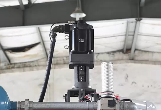 Le servomoteur d'&eacute;tirement de YASKAWA (Japon) contr&ocirc;le la vitesse de la matrice sup&eacute;rieure et inf&eacute;rieure, cela peut maintenir la force uniforme pour garantir que l'&eacute;paisseur du fond de chaque tasse est uniforme. Et le ser