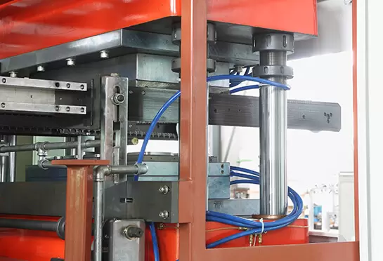 Les postes de travail sont entra&icirc;n&eacute;s par une structure stable &agrave; quatre piliers de guidage (acier GCr15, l'ext&eacute;rieur est chrom&eacute; dur). R&eacute;sistant &agrave; l'usure et prolonge la dur&eacute;e de vie de l'&eacute;quipement.