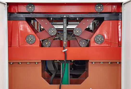 Toute la partie est entra&icirc;n&eacute;e par un syst&egrave;me hydraulique fiable et stable. L'utilisation du d&eacute;tecteur de proximit&eacute; de ROCKWELL (USA) conduit &agrave; une excellente pr&eacute;cision de positionnement du moule.