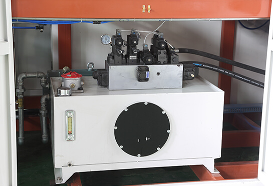 Le système à entraînement hydraulique peut fournir une vitesse de déplacement adéquate et une puissance de frappe élevée.
