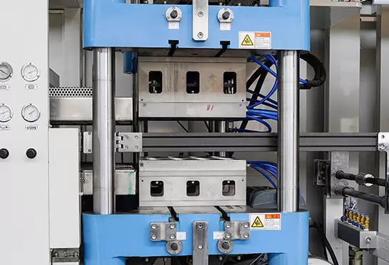 Il existe un dispositif de changement de moule rapide, qui réduit considérablement le temps de changement de moule.