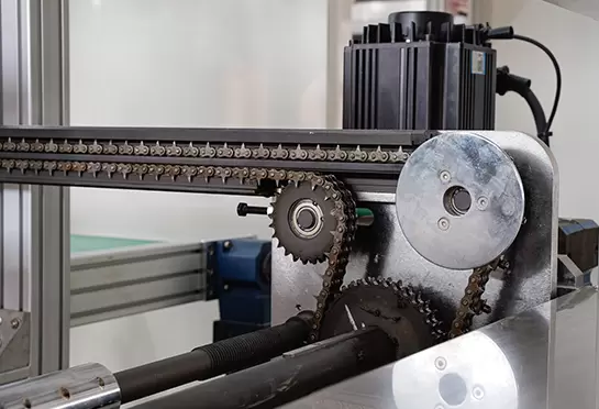 La cha&icirc;ne dent&eacute;e en 65#Mn, aide &agrave; transporter la t&ocirc;le. Rails en aluminium avec refroidissement par eau, &eacute;conomisez de l'eau.