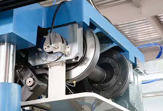 Chaque station est entra&icirc;n&eacute;e par la structure de tringlerie &agrave; manivelle excentrique.