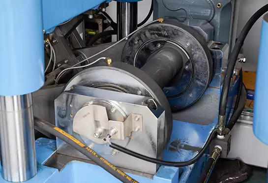 Chaque station est entraînée par la structure de tringlerie à manivelle excentrique.