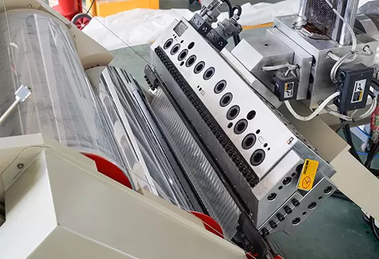 Matrice d'extrusion oblique &agrave; 45&deg;&nbsp;: une faible force de r&eacute;sistance dans le canal d'extrusion de la t&ecirc;te de fili&egrave;re rend l'&eacute;paisseur de la feuille uniforme.