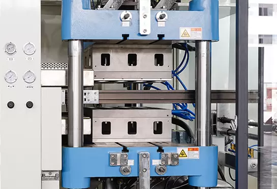 Il existe un dispositif de changement de moule rapide, qui r&eacute;duit consid&eacute;rablement le temps de changement de moule.