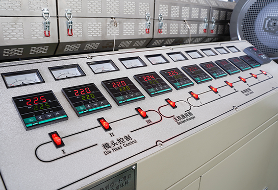 La machine adopte un système de température PID, elle montre une haute précision et une tolérance de contrôle de température <1℃.