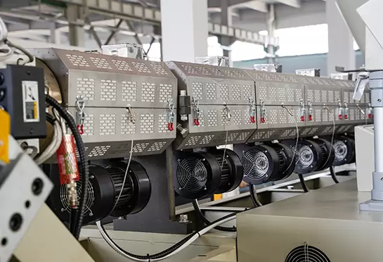 Partie chauffante en feuille : mati&egrave;re plastique chauffante ; extrudez le mat&eacute;riau vers le changeur d'&eacute;cran apr&egrave;s filtrage. Avec une duret&eacute; optimale, une forte r&eacute;sistance &agrave; la corrosion et une longue dur&eacute;e de vie.