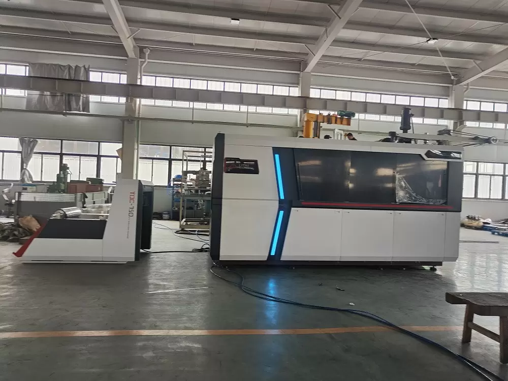 Machine de thermoformage de gobelets en plastique servo entièrement automatique Machine de thermoformage de gobelets en plastique servo entièrement automatique