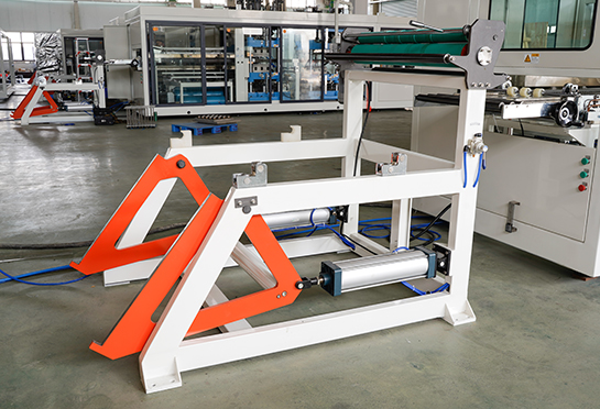 machine de thermoformage à quatre stations